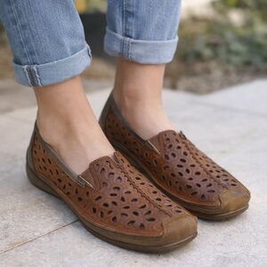 Taos Expose Cognac Leather Floral Embossed Cutouts Driving Flats Size 8
